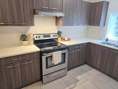 Cozy Coastal Haven l North Van w/parking & laundry