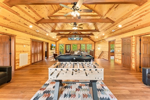 New 8BR Mountain Getaway | Close to PF | Private Heated Pool | Sleeps 28