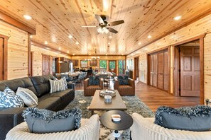 تلفزيون ذكي، مدفأة، كرة قدم الطاولة