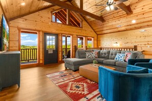 Smart-tv, een open haard en tafelvoetbal