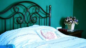 Iron/ironing board, bed sheets