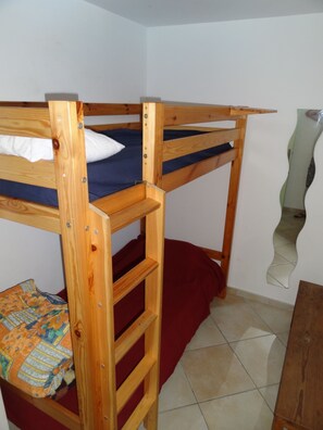 3 Schlafzimmer, Bügeleisen/Bügelbrett