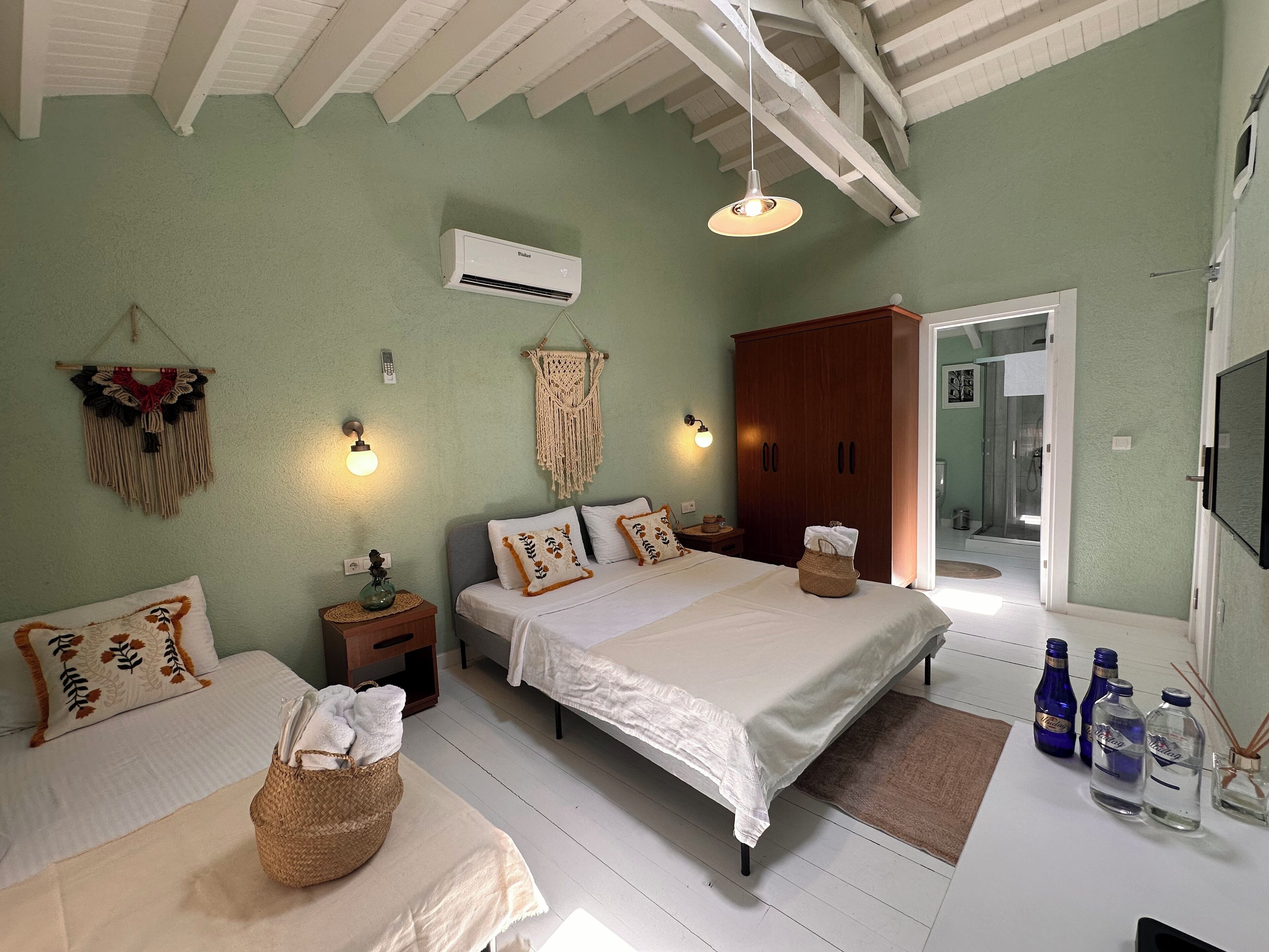 舒适三人房 | 迷你吧、客房内保险箱、免费 WiFi、床单