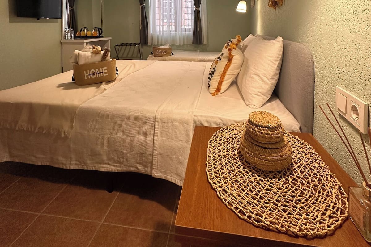 Minibar, in-room safe, WiFi (free), bed sheets