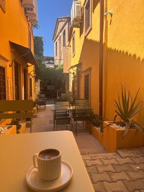 Front of property - Hanole Macaron Guest House (Ayvalik)