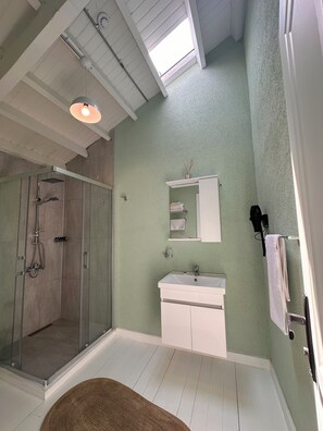 Economy Room | Bathroom | Free toiletries, hair dryer, slippers, towels