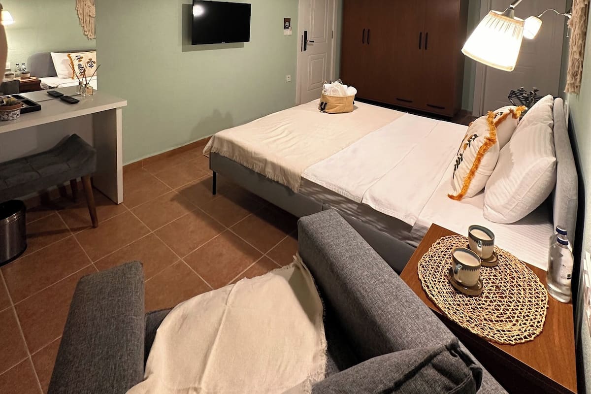 Minibar, in-room safe, WiFi (free), bed sheets