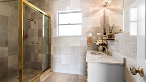 Regadera, secadora de cabello, toallas