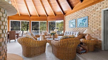 Télévision, cheminée, livres