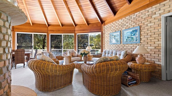 Televisie, een open haard en boeken