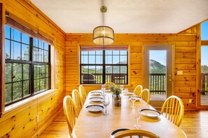 Dining - 3 miles to Dollywood! Mountain views! Hot tub! Family fun! (Sevierville)