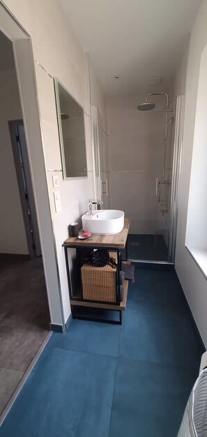 Shower, hair dryer, towels, soap - Under the eye of the bell tower (peymeinade)