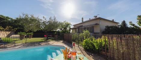 حمّام سباحة خارجي