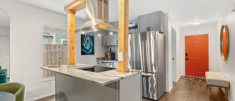 Réfrigérateur, micro-ondes, four, plaque de cuisson