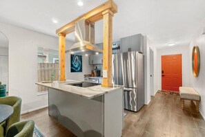 Frigorífico, microondas, horno y placa de cocina