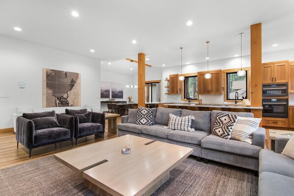 TV, fireplace, ping pong, stereo