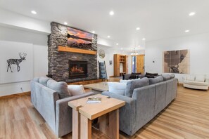 Fernseher, Kamin, Tischtennisplatte, Stereoanlage