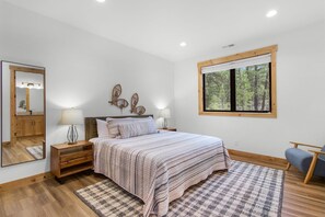 6 室のベッドルーム、デスク、アイロン / アイロン台、旅行用ベビーベッド