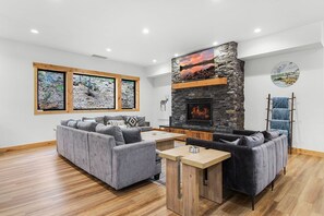 TV, peis, bordtennis og stereoanlegg