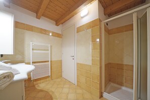 Ducha, secador de pelo, bidet, toallas