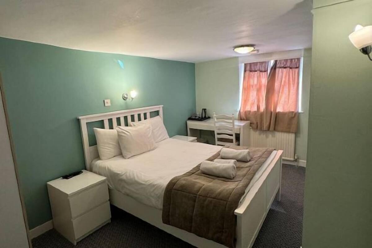 Skrivebord, arbejdsområde til bærbare computere, mørklægningsgardiner