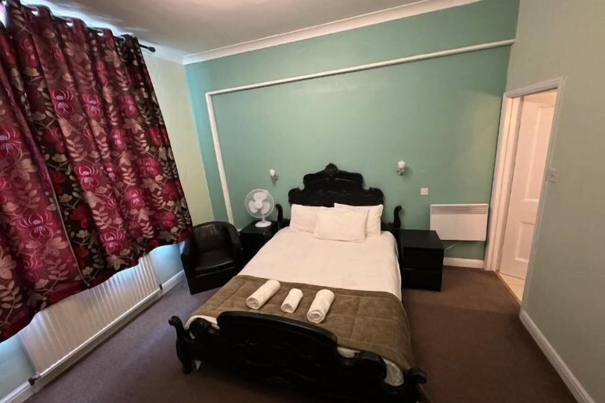 Skrivebord, arbejdsområde til bærbare computere, mørklægningsgardiner