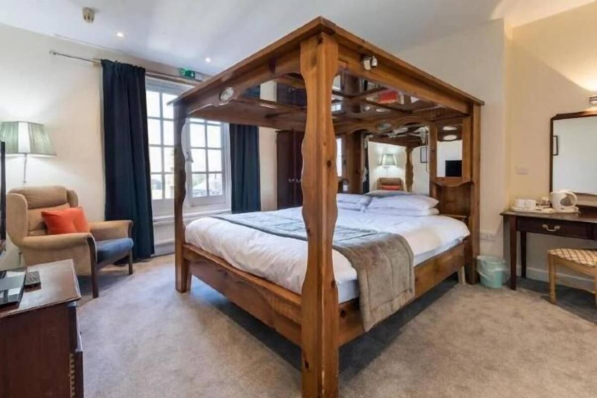 مكتب ومساحة عمل للكمبيوتر المحمول وستائر تعتيم ومكواة/لوح كي