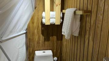 Serviettes fournies, savon, shampoing, papier toilette