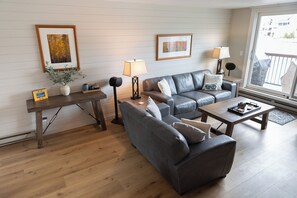 Smart TV, fireplace - Modern updated condo. Mountain & lake views! (Keystone)