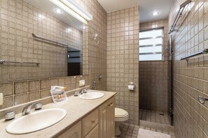 Bathroom - Vista para a praia de Copacabana - A1103 (Rio de Janeiro)