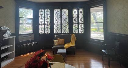 Cool apartment with AC in vibrant Davenport