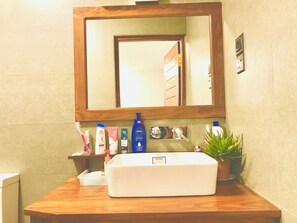 Sèche-cheveux, serviettes fournies, savon, papier toilette