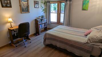 2 bedrooms, desk, iron/ironing board, free WiFi