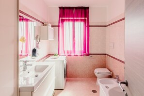 Sèche-cheveux, serviettes fournies