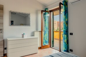 2 bedrooms, desk, WiFi, bed sheets