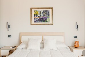 2 bedrooms, desk, WiFi, bed sheets