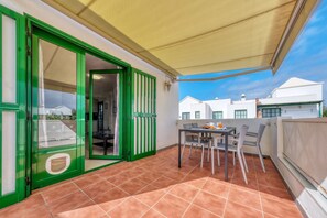 Outdoor dining - La Dulce Vida-near Playa Dorada (Playa Blanca)