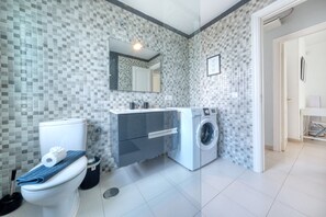 Shower, hair dryer, towels