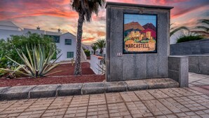 Un letrero con la inscripción 'Marcastell III Phase' y un mural de un pueblo.