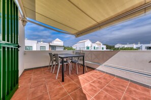 Outdoor dining - La Dulce Vida-near Playa Dorada (Playa Blanca)
