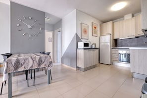 Fridge, microwave, oven, coffee/tea maker