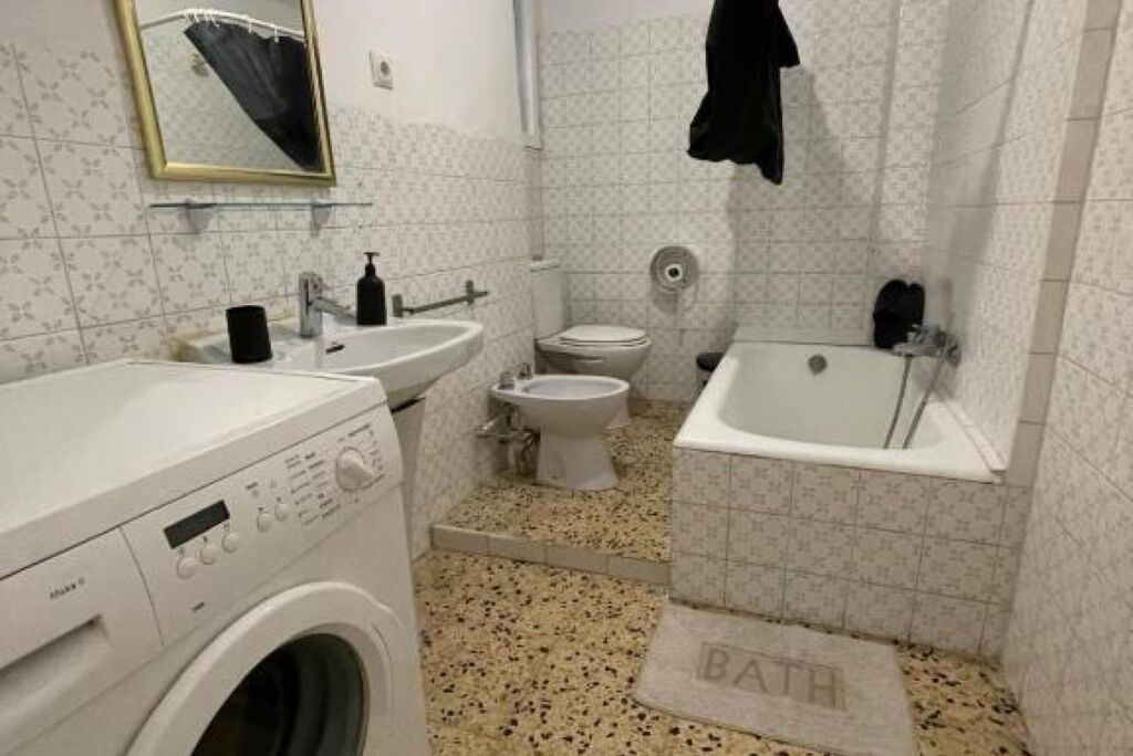 Bidé, toallas y papel higiénico