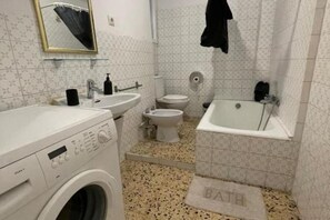 Bidê, toalhas de banho, papel higiênico 
