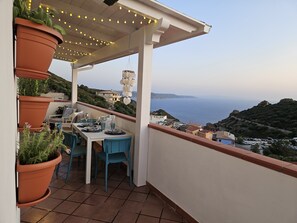 Outdoor dining - Apartment with sea-view terrace for breathtaking sunsets. (Nebida)