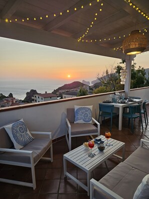Outdoor dining - Apartment with sea-view terrace for breathtaking sunsets. (Nebida)