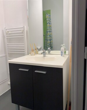 Bruser, hårtørrer, håndklæder, Sæbe