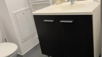 Douche, sèche-cheveux, serviettes fournies, savon