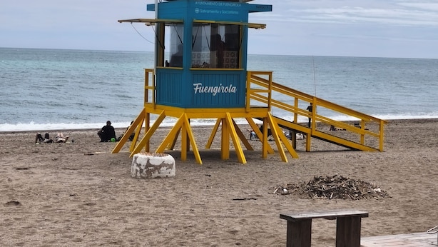 Una torre de socorristas con el nombre 'Fuengirola' en una playa.