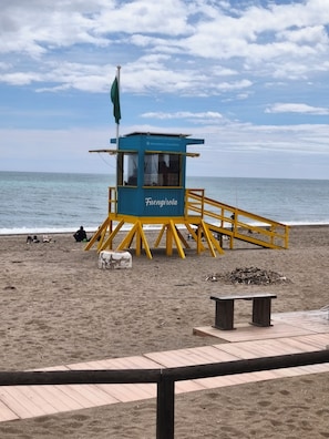 A lifeguard tower with the name 'Fuengirola' on a beach. - NEW APARTMENT WITH A SWIMMING POOL AND FREE PARKING (Las Lagunas de Mijas)