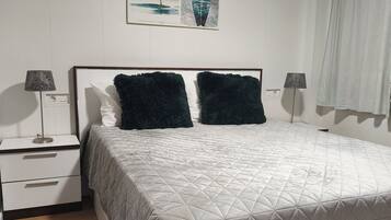 1 habitación, tabla de planchar con plancha, wifi y ropa de cama